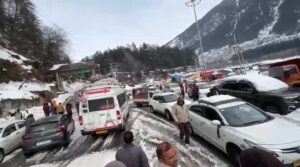 हिमाचल बर्फ में फंसा! हज़ारों टूरिस्ट कारों में रात बिता रहे हैं, देखें नज़ारा