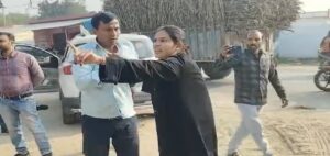 ‘फिर से आशिकी?’, सरेराह पति को जड़े ताबड़तोड़ थप्पड़! बुर्का पहनकर पीछा कर रही पत्नी ने सरेआम किया हाई वोल्टेज ड्रामा