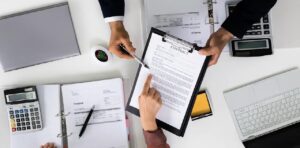 सेंसेक्स 1400 अंक टूटा, ₹91 के पार पहुंचा डॉलर— निवेशकों में मची भारी खलबली