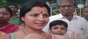 असली शंख नहीं, मिट्टी का जादू! रायगंज की गृहिणी ने मिट्टी से बनाया बजने वाला शंख, कमाई देख सब हैरान