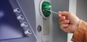 ATM मशीन ने निगल लिया आपका कार्ड? घर जाने से पहले कर लें ये जरूरी काम, वरना होगा भारी नुकसान!