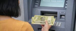 ATM से पैसा निकालना होगा महंगा! 1 अप्रैल से बदल रहे हैं नियम, लिमिट पार करने पर कटेंगे 23 रुपये