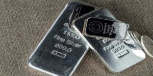 कच्चे तेल की आग और डॉलर की मजबूती ने गिराई चांदी, क्या खरीदारी का यही है सही समय?