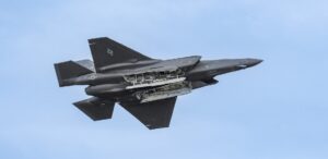 ईरान का बड़ा धमाका! अमेरिका का एक और ‘अजेय’ F-35 फाइटर जेट मार गिराने का दावा, थर्राया आसमान!