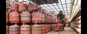 LPG Price Hike: नए वित्त वर्ष के पहले ही दिन लगा बड़ा झटका, १९५ रुपये महंगा हुआ गैस सिलेंडर!