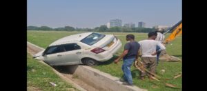 कोलकाता के ब्रिगेड मैदान में बड़ा हादसा! ड्राइविंग सीखने के दौरान नाले में जा गिरी टैक्सी