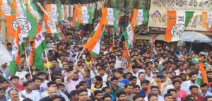 बहरामपुर में अधीर चौधरी को दिखाए गए काले झंडे, ‘गो-बैक’ के नारों के बीच हंसते हुए निकले कांग्रेस नेता