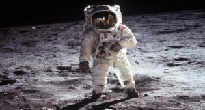 स्मार्टफोन से भी पीछे था अपोलो मिशन का कंप्यूटर, फिर आज चांद पर उतरने में देरी क्यों?