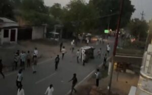 लखीमपुर खीरी में अंबेडकर जयंती पर बवाल! मूर्ति तोड़े जाने के बाद पुलिस की गाड़ियों में लगाई आग।