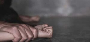 बिहार में हैवानियत! सरेराह महिला के कपड़े फाड़कर गैंगरेप की कोशिश, भीड़ तमाशबीन बनकर बनाती रही वीडियो