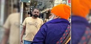 अमृतसर में बवाल! स्वर्ण मंदिर के रास्ते में निहंगों ने युवक को सरेआम पीटा, पैर पकड़ने पर भी नहीं पसीजे!