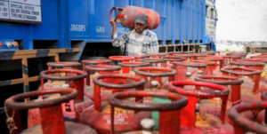 मिडिल ईस्ट युद्ध का असर! कमर्शियल LPG सिलेंडर 195 रुपये महंगा, जानिए आपके शहर में क्या है नया रेट