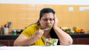 जिम और डाइट फेल? जानें क्यों ३০ की उम्र के बाद बिना खाए भी फूल रहा है आपका शरीर।