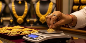 गोल्ड मार्केट में बड़ा बदलाव! २२ और २४ कैरेट सोने की कीमतों में आई कमी, निवेश का सुनहरा मौका?