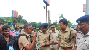 चुनाव से पहले हड़कंप! क्या १,००० पुलिसकर्मी कर रहे सत्तारूढ़ दल के लिए काम? आयोग सख्त